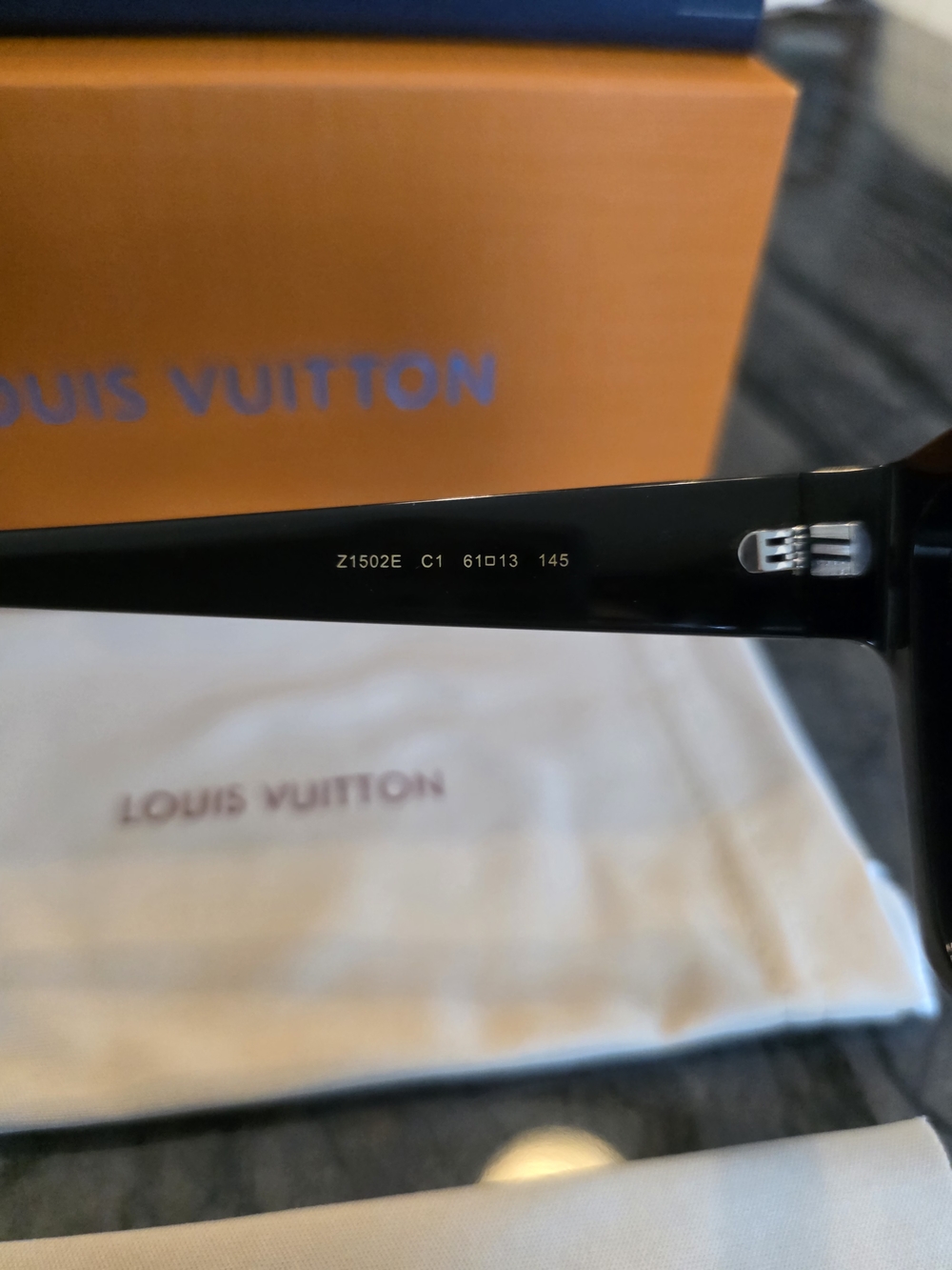 NWT UNISEX Louis Vuitton 1502 Evidence Black & Gold Shield Sunglasses - Picture 9 of 14